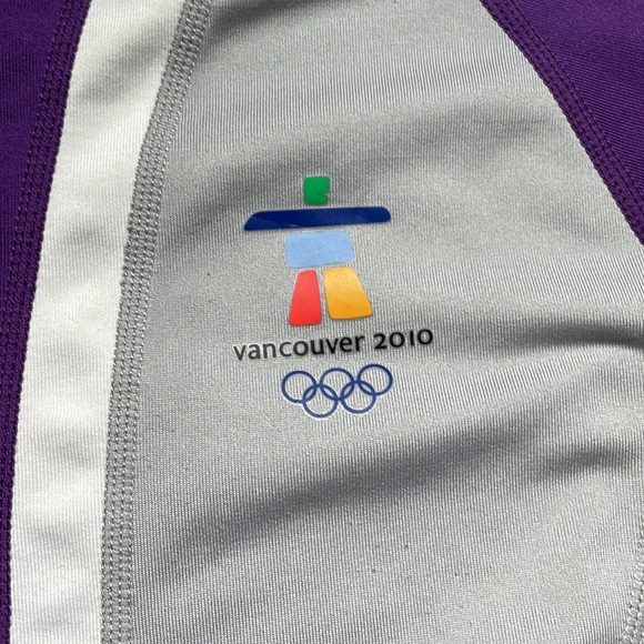 🍀Sale 4/$20 Official Vancouver 2010 Olympics Sunice athletic top, sz M - Picture 2 of 8